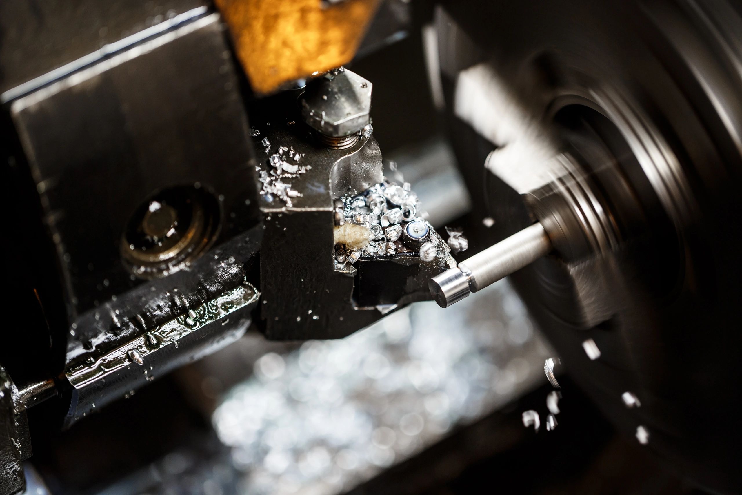 Fresadora CNC cortando metal